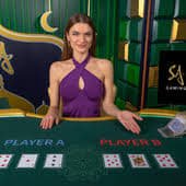 Pemandangan meja live casino dengan dealer profesional dan pemain